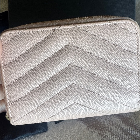 Yves Saint Laurent Zip around Wallet in poudre leather with Gold Logo - Picture 7 of 8